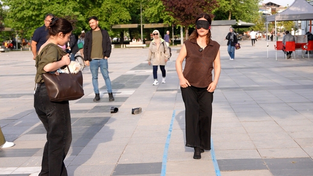 Bir dakikalık deney, binlerce gerçeği hatırlattı
Gözleri bağlandı, işaret diliyle adres soruldu
Sadece 20 metrelik empati deneyi