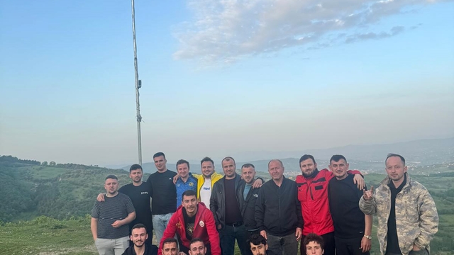 Zonguldak'ta gençler köylerinin zirvesine Türk bayrağı dikti