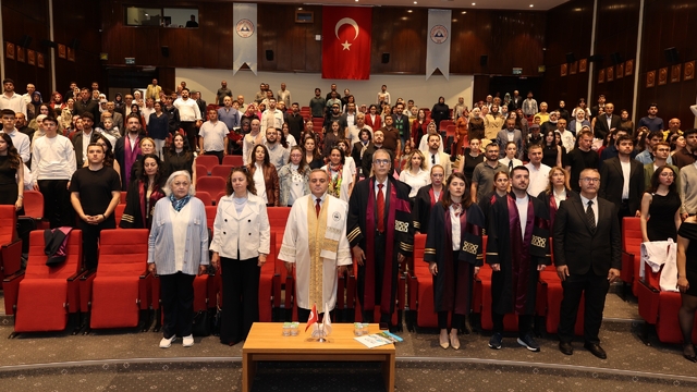 ERÜ Eczacılık Fakültesi'nde 'Önlük Giyme Töreni' düzenlendi