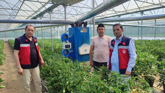 Simav'da topraksız seraya geçiş yapan üreticilere teknik bilgi verildi