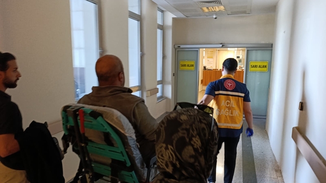 Hafif ticari araç ile motosiklet çarpıştı: 1 yaralı