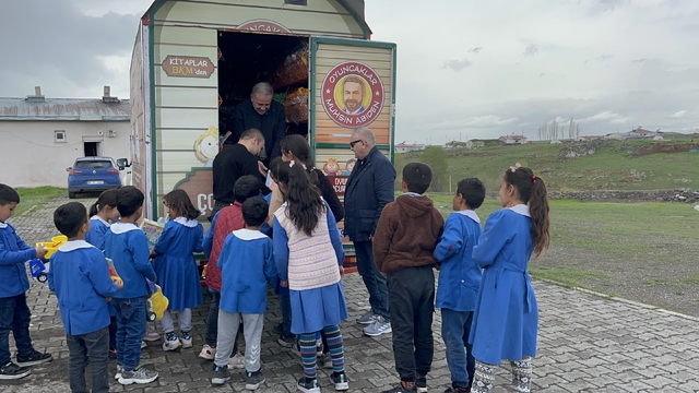 Oyuncak karavanı Kars'ta minik yürekleri ısıttı