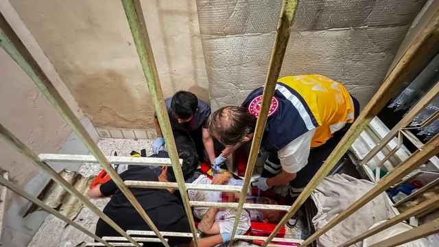 Apartman boşluğuna düşen vatandaşı itfaiye kurtardı