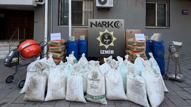 İzmir'de zehir tacirlerine dev darbe: 11 milyondan fazla uyuşturucu hap ele geçirildi