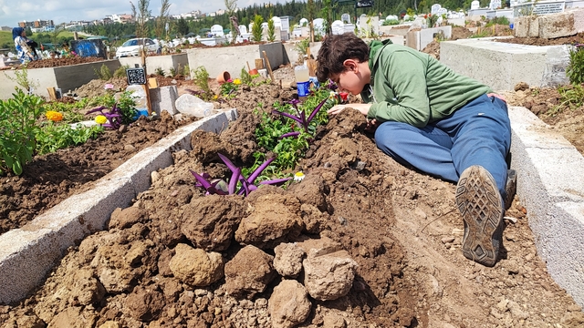 Kalp krizi vakasına giden ambulansın anahtarı kayboldu, çağrılan ikinci ambulansla götürüldüğü hastanede öldü
Sağlık görevlilerinin, hasta yakınlarının ve komşuların ambulansın kaybolan anahtarını araması saniye saniye görüntülendi