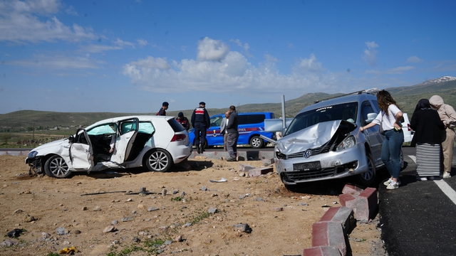 Hafif ticari araç ile otomobil çarpıştı: 7 yaralı