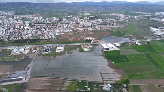 Bali değil Sivas, pirinç değil hububat tarlası
Bozkırın ortasındaki Sivas'ta aralıksız devam eden yağışlar nedeniyle hububat ekili araziler su altında kaldı, hububat ekili tarlalarda pirinç tarlalarını andıran görüntüler oluştu