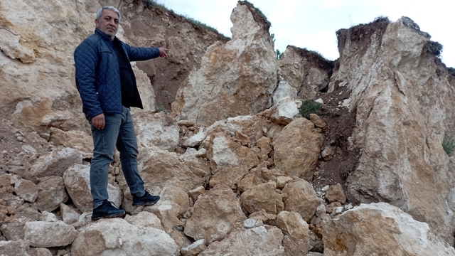 Tokat'ta köy girişindeki heyelan korkuttu