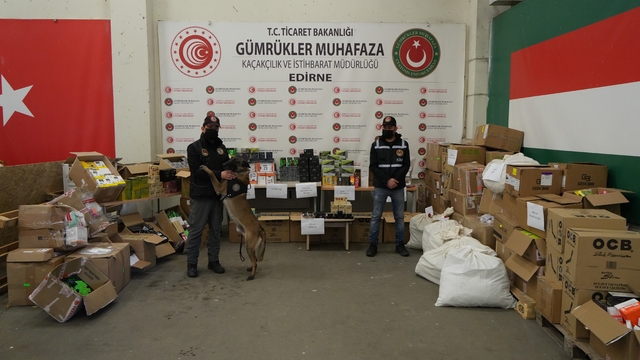 Kapıkule'de dev operasyon: Milyonlarca liralık kaçak eşya ve uyuşturucu ele geçirildi