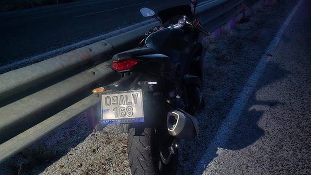 Sarıgöl'de motosiklet bariyere çarptı. 1 ölü 1 yaralı