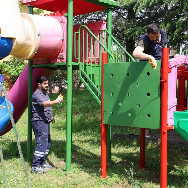 Kartepe'de çocuk parkları yenileniyor