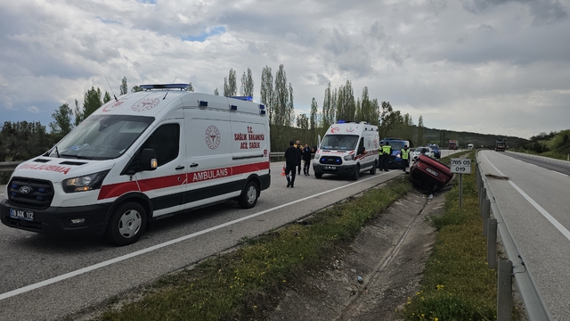 Çorum'da devrilen otomobildeki 5 kişi yaralandı