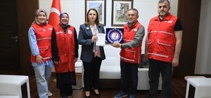 Vali Arslan, kurban bağışını Kızılay'a yaptı