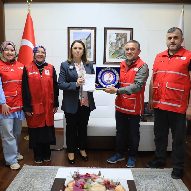 Vali Arslan, kurban bağışını Kızılay'a yaptı