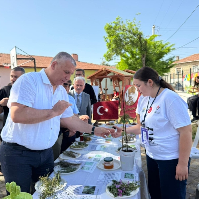 Burhaniye'de iki okulun ortak Bilim Fuarı açıldı
