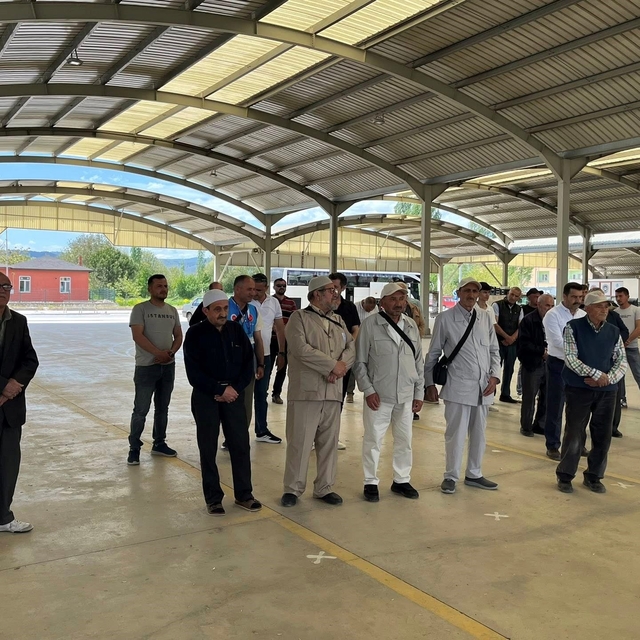 Hisarcık'lı hacı adayları kutsal topraklara dualarla uğurlandı