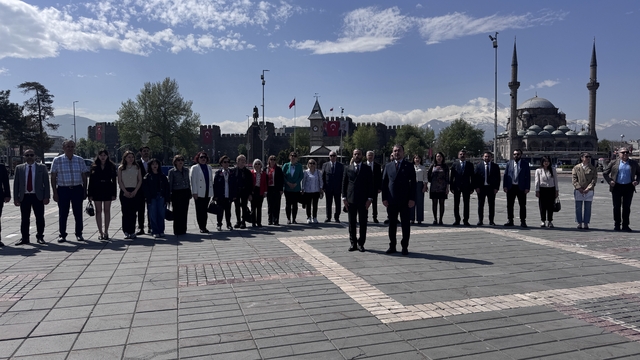 Başkan Akın: "Plansız açılan fakülteler nedeniyle eczacılık alanında istihdam krizi yaşanmaktadır"