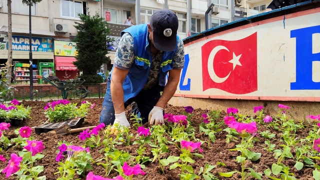 Akdeniz'de parklar bahara hazır: 50 bin çiçek toprakla buluşacak