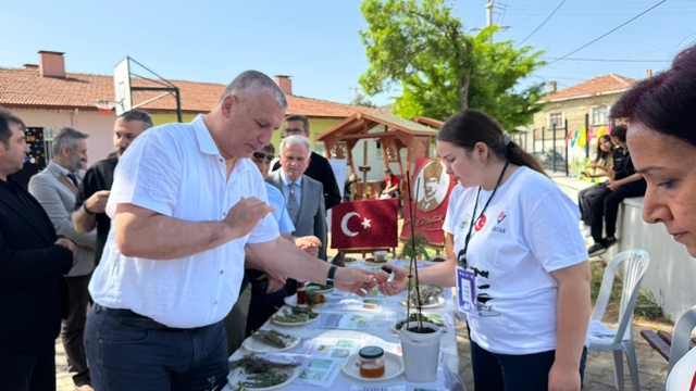 Burhaniye'de iki okulun ortak Bilim Fuarı açıldı