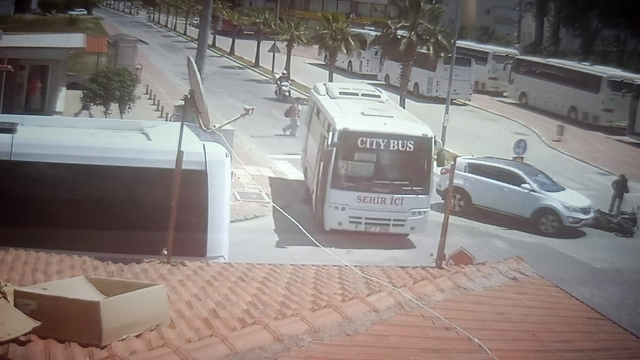Antalya'da göz göre göre kaza kameraya yansıdı