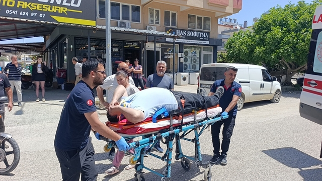 Kontrolsüz kavşakta ölümden döndüler: 4 yaralı
Otomobile çarpan motosikletteki 2 kişinin savrulduğu anlar görüntülendi