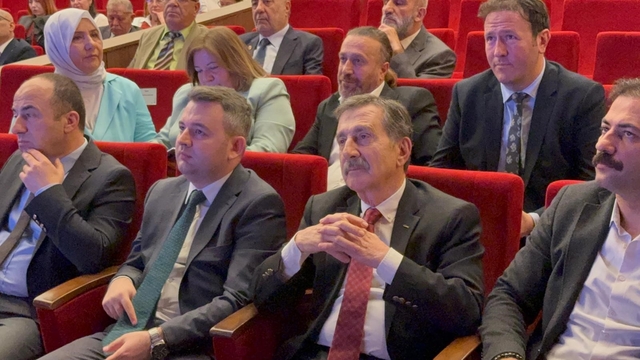 Tepebaşı Belediyesi'ne operasyon
Belediye Başkanı Dt. Ahmet Ataç bir sempozyuma katıldı, henüz açıklama yapmadı