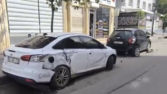 Park halindeki 5 otomobile çarpan sürücü aracını bırakarak kayıplara karıştı