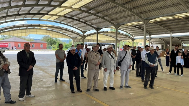 Hisarcık'lı hacı adayları kutsal topraklara dualarla uğurlandı