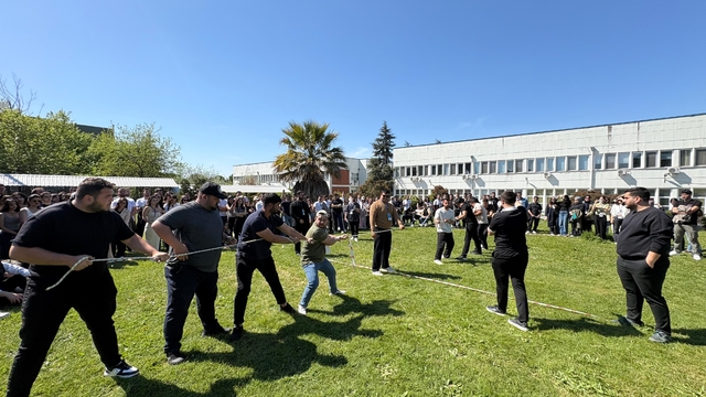 Geleneksel tomurcuk şenliğinde öğrenciler doyasıya eğlendi