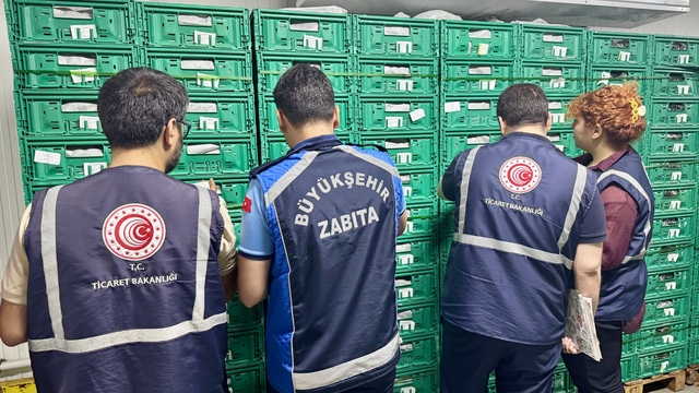 Antalya'da Kurban Bayramı öncesi sebze meyve halinde denetim yapıldı