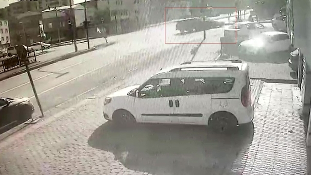Kavşakta kırmızı ışık kazası kamerada