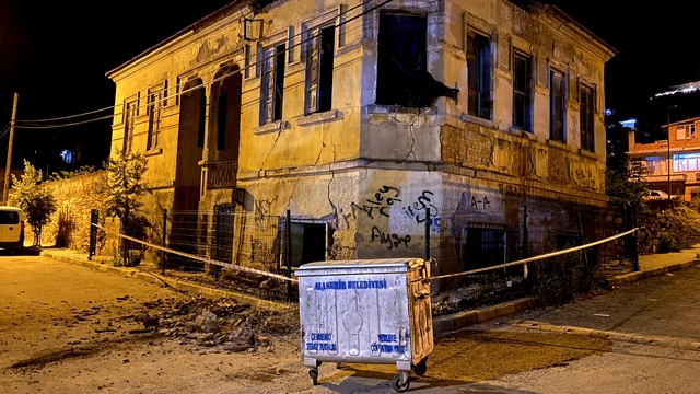 Manisa'da çatısı ve duvarları çöken tarihi bina kokuttu