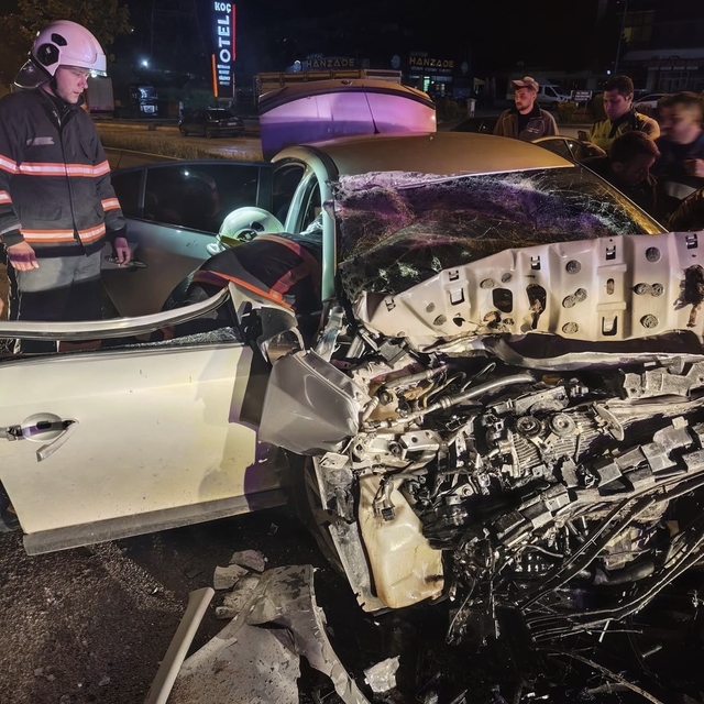 Otomobil kamyona çarptı: 1 ölü, 1 yaralı