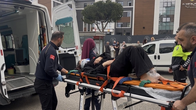 Bursa'da alt geçit yerine yolu kullanan yayaya otomobil çarptı