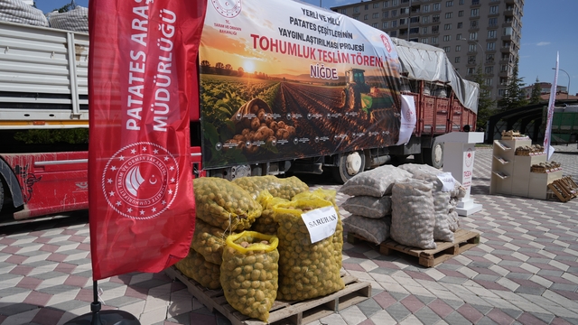 Niğde'de yerli ve milli tohum hamlesi: 60 ton patates tohumu üreticilere dağıtıldı