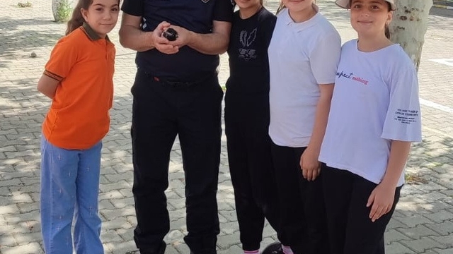 Saksağan yavrusu itfaiye ekiplerince yuvasına kavuşturuldu