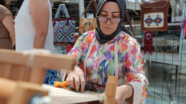 Denizli'de el sanatları kursiyerlerinin el emeği eserleri görücüye çıktı