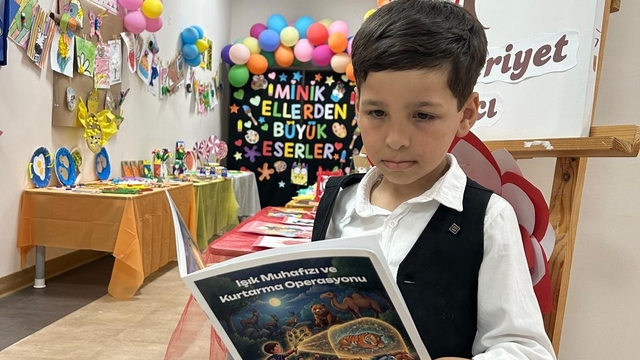 6 yaşındaki otizmli anaokulu öğrencisi hayal dünyasını hikaye kitabına dönüştürdü