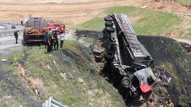 Şırnak'ta devrilen tırda sıkışan sürücü yanarak hayatını kaybetti