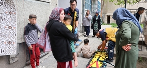 Aşağı düşen kardeşine bakarken kendisi de düştü
Balkondan düşen iki çocuk y...