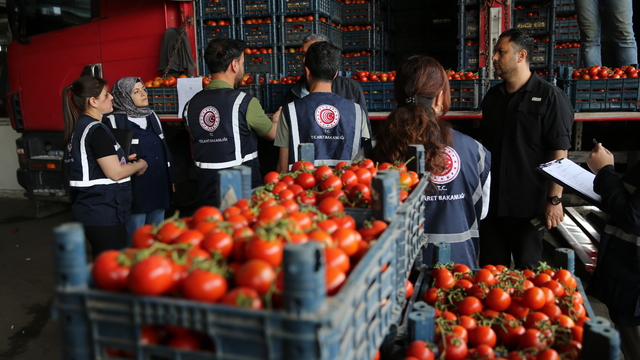 Diyarbakır'da Kurban Bayramı öncesi sebze meyve hali ve otogarda denetim yapıldı