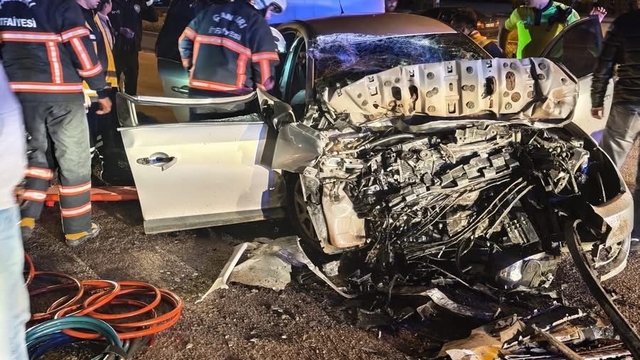 Otomobil kamyona çarptı: 1 ölü, 1 ağır yaralı