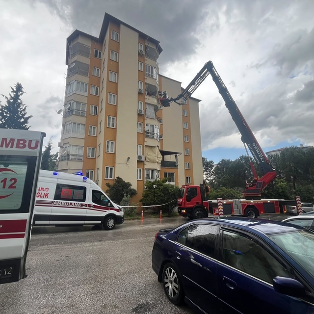 Yıldırım düşen çatıda tamirat yapan 2 işçi yaralandı
