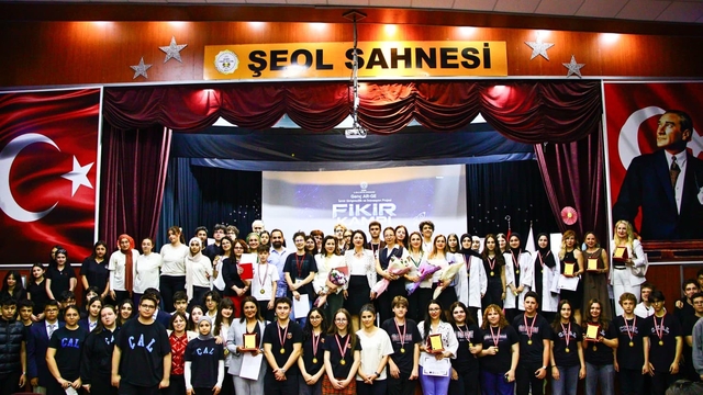 İzmir'de genç girişimcilerin inovatif projeleri 'Fikir Kampı'nda ödüllendirildi