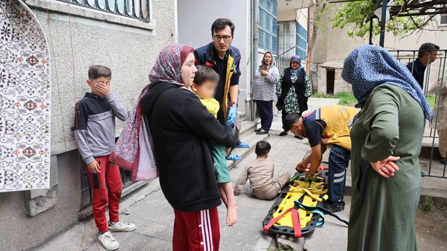 Aşağı düşen kardeşine bakarken kendisi de düştü
Balkondan düşen iki çocuk yaralandı