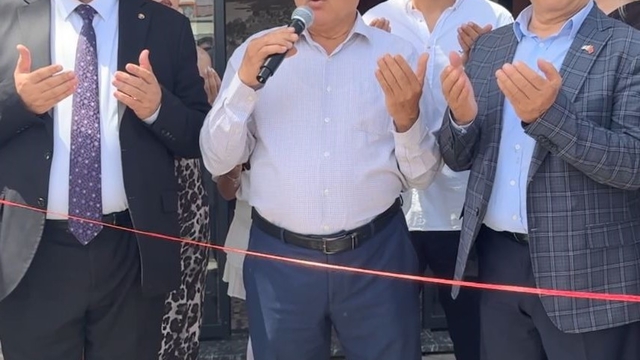 Cehaletin böylesi: Fethiye'de meyhane açılışını duayla yaptılar
CHP'li Fethiye Belediye Başkan Yardımcısı Uysal, açılışta yaptığı konuşmada bereketli ve hayırlı kazanç diledi