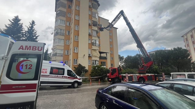 Yıldırım düşen çatıda tamirat yapan 2 işçi yaralandı