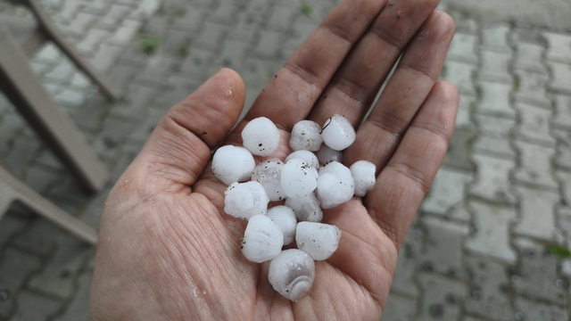 Manisa'yı dolu vurdu
Demirci ilçesinde kiraz büyüklüğündeki dolu yağışı kısa sürede her yeri beyaza bürüdü