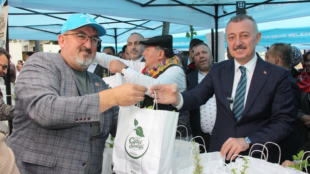 Kocaeli'de "Dünya Çiftçiler Günü"nde traktörlerle konvoy yapıldı