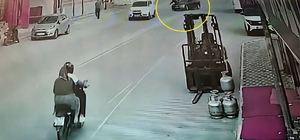 Otomobilin çarptığı kadın yaralandı; kaza kamerada